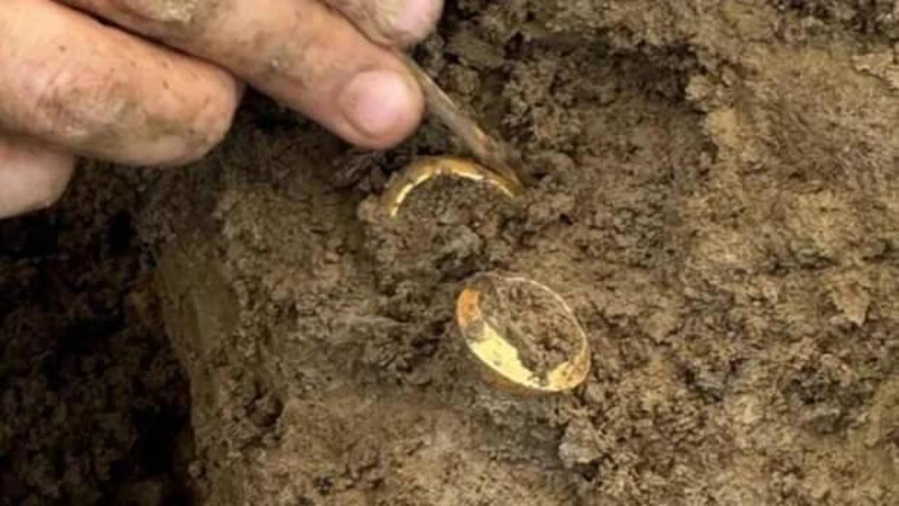 Tarlada bulundu, 2 bin yıllık tarih ortaya &ccedil;ıktı! Altın y&uuml;z&uuml;klerin sırrı herkesi şaşırttı