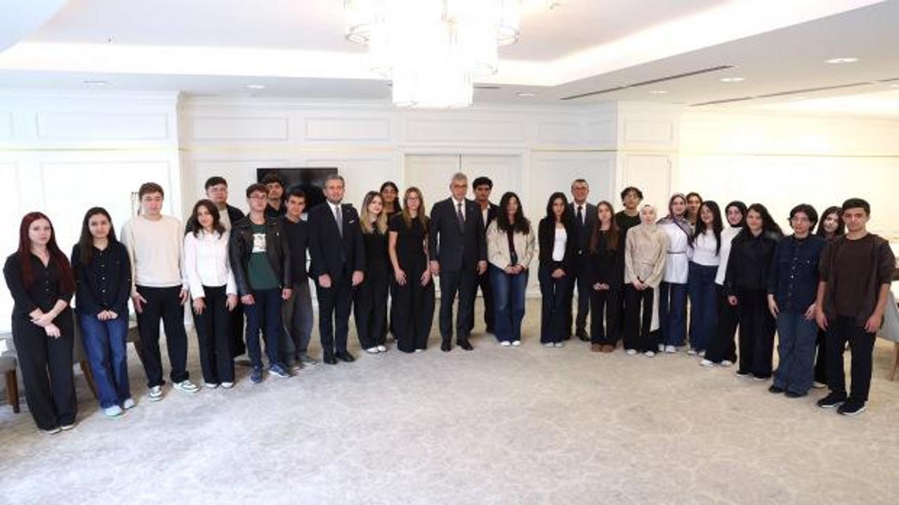 Bakan Memişoğlu dereceye giren tıp &ouml;ğrencileriyle buluştu: İdealizminizi kaybetmeyin