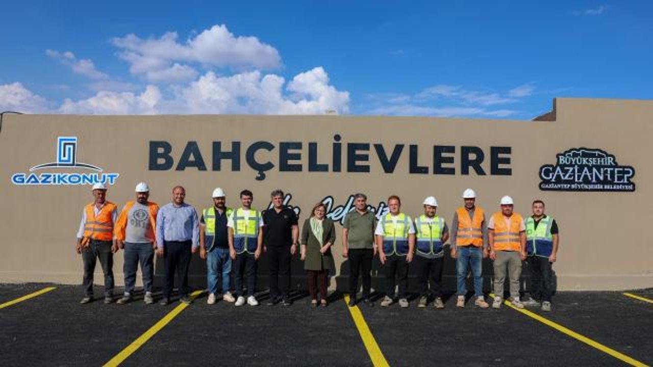 Başkan Şahin, "Bah&ccedil;elievler" proje alanında &ouml;rnek dairenin tanıtımını yaptı