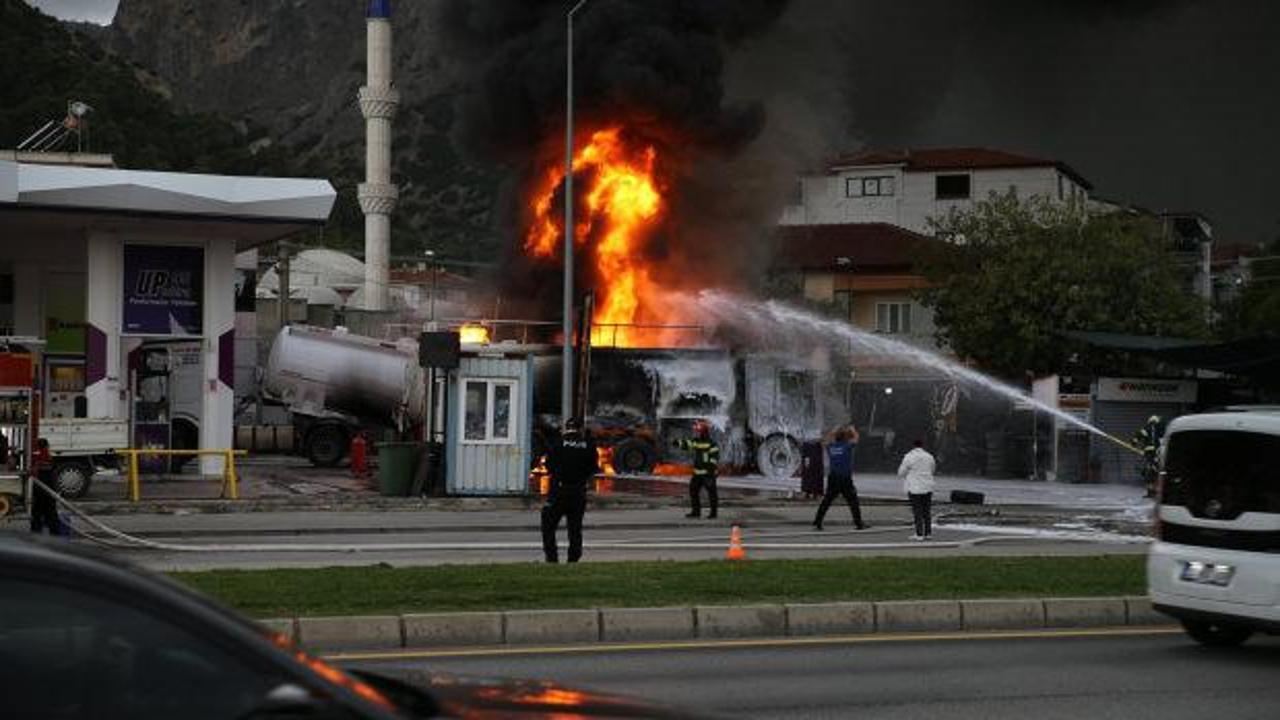 Denizli'de akaryakıt istasyonunda tanker yangını: Ekipler m&uuml;dahale ediyor