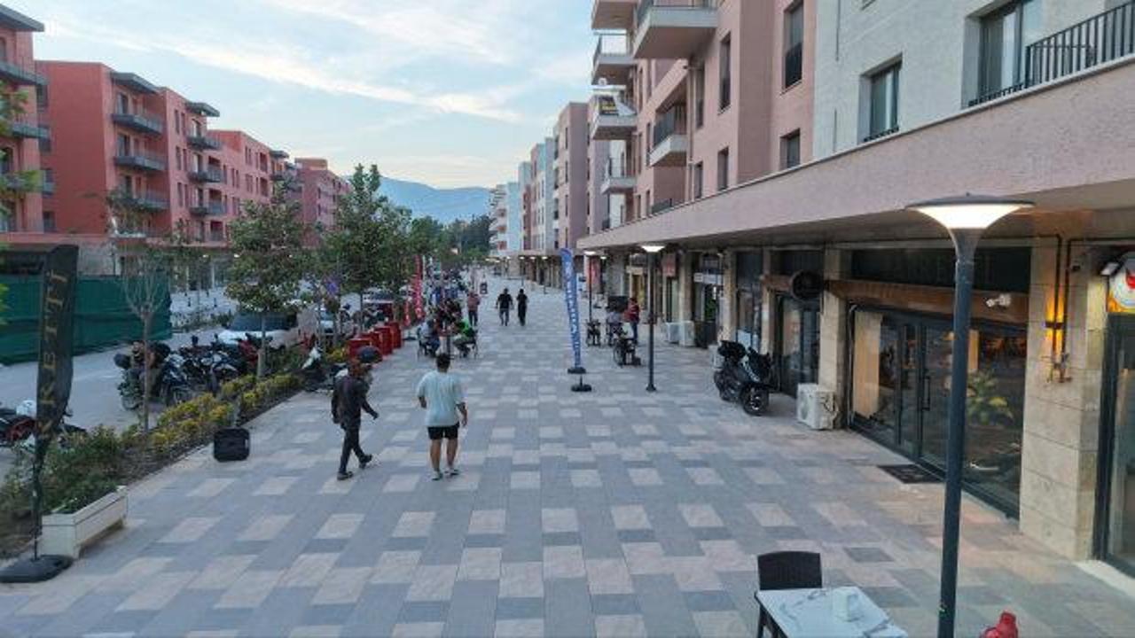 Depremlerde yıkımın yaşandığı Atat&uuml;rk Caddesi yeniden hareketlendi