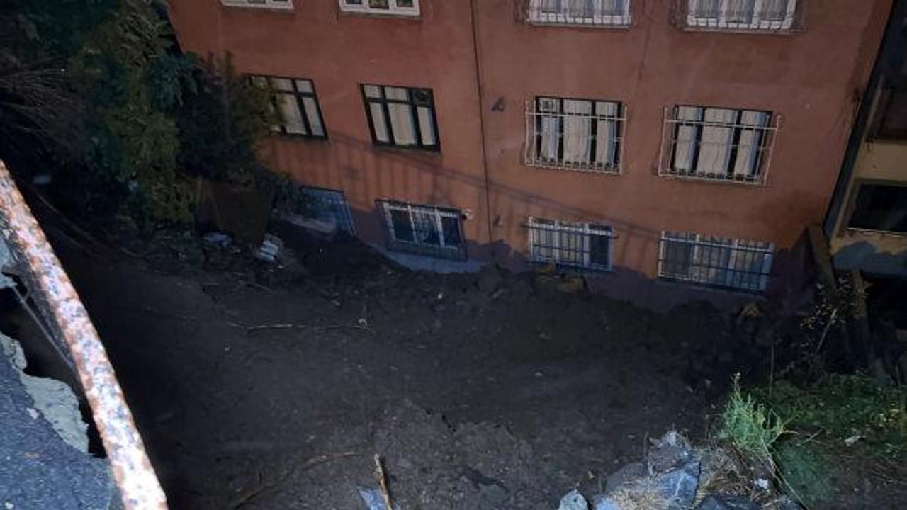 Ey&uuml;psultan'da yağış sonrası toprak kayması! 25 kişi tahliye edildi