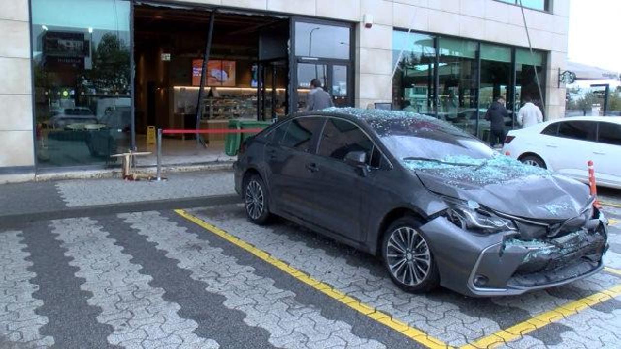 Gaz ile freni karıştırdı: &Ouml;n&uuml;ndeki ara&ccedil;la birlikte kafeye girdi