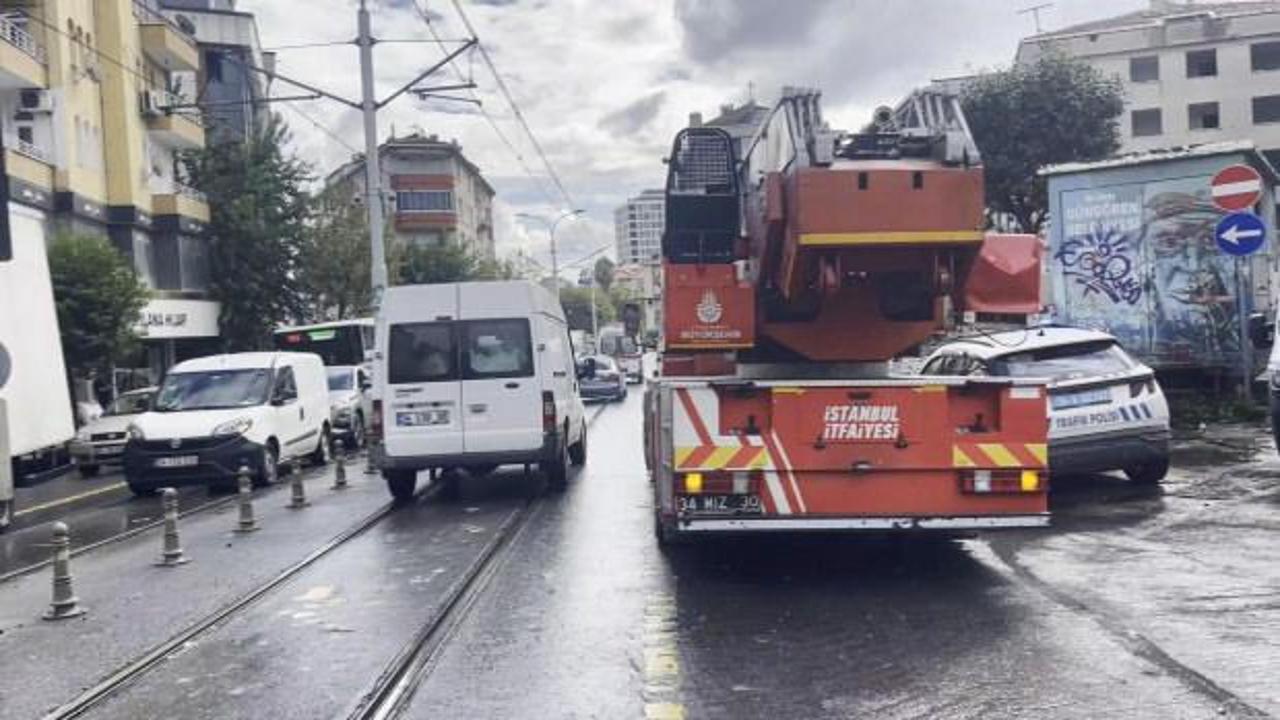 G&uuml;ng&ouml;ren'de tramvay minib&uuml;se &ccedil;arptı: Yaralılar var!