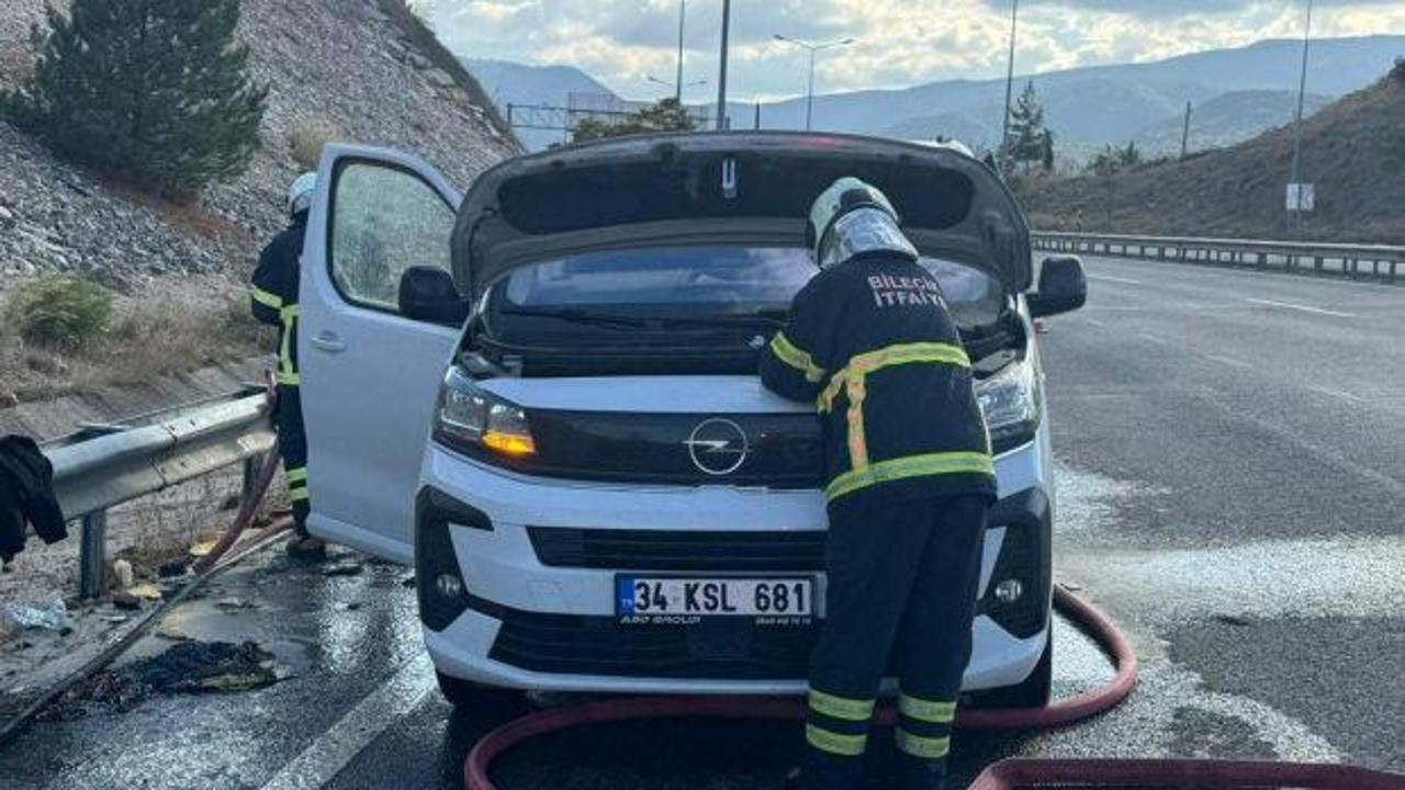 Hareket halindeki ticari ara&ccedil; alev alev yandı