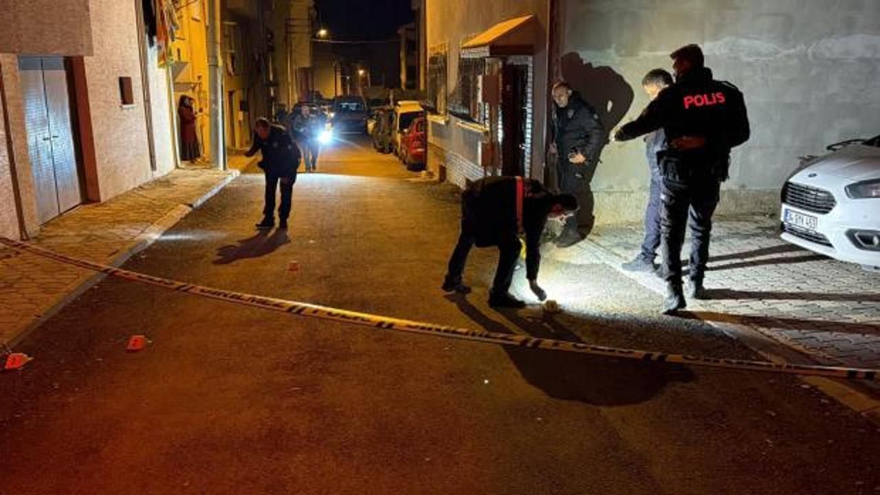 Husumetlisini evinin &ouml;n&uuml;nde pusu kurup silahla yaraladı