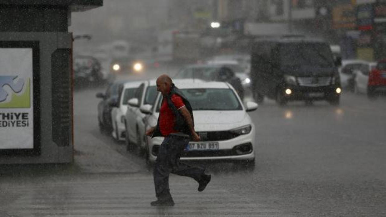 İstanbul dahil 11 ilde sağanak ve fırtına alarmı! Hızı 70 km&rsquo;yi bulacak