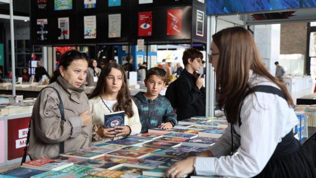Kocaeli Kitap Fuarı kapılarını a&ccedil;tı: İlk g&uuml;nde salonlar doldu taştı
