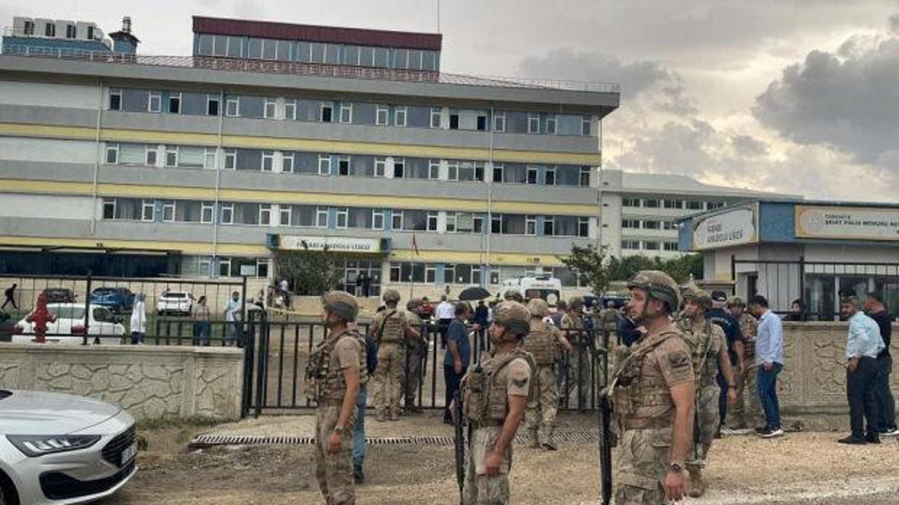 Okul bah&ccedil;esinde silahla vurulan &ouml;ğretmen &ouml;ld&uuml;! Bakan Tekin'den a&ccedil;ıklama!