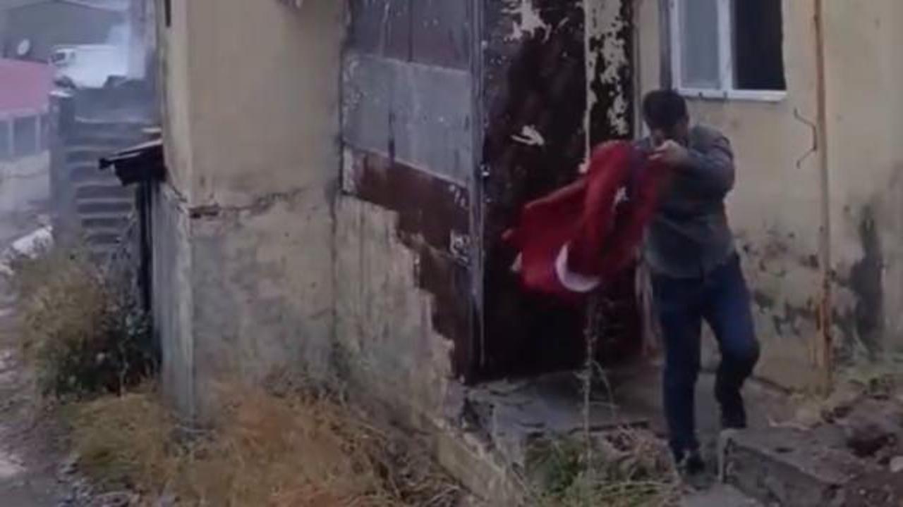 Okul yangınında y&uuml;rekleri ısıtan g&ouml;r&uuml;nt&uuml;: T&uuml;rk bayrağını b&ouml;yle korudu