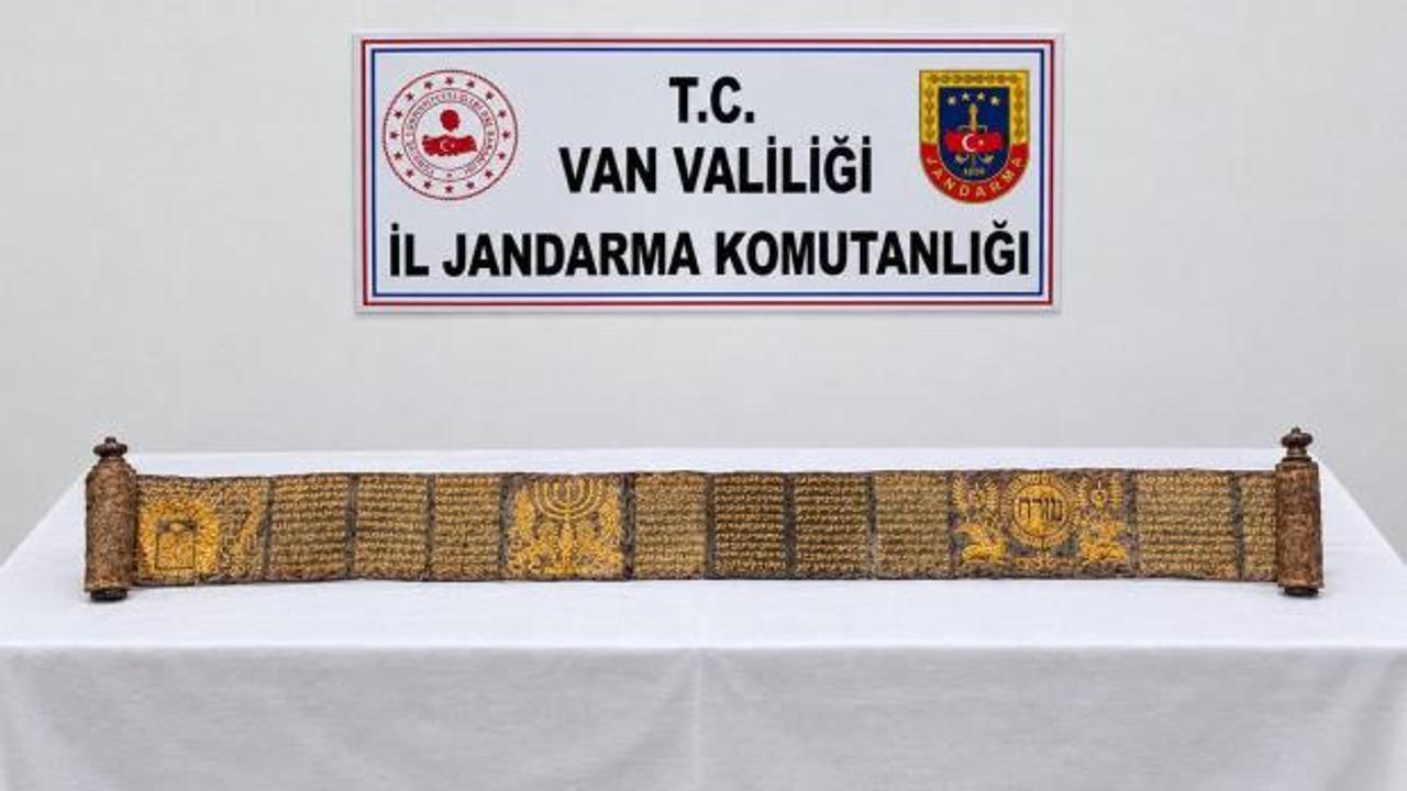 Van'da tarihi eser operasyonu: Altın yaldız işlemeli Tevrat ele ge&ccedil;irildi
