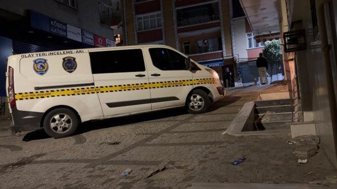 Bağcılar'da caddede y&uuml;r&uuml;yen gen&ccedil;lere silahlı saldırı: &Ouml;l&uuml; ve yaralı var
