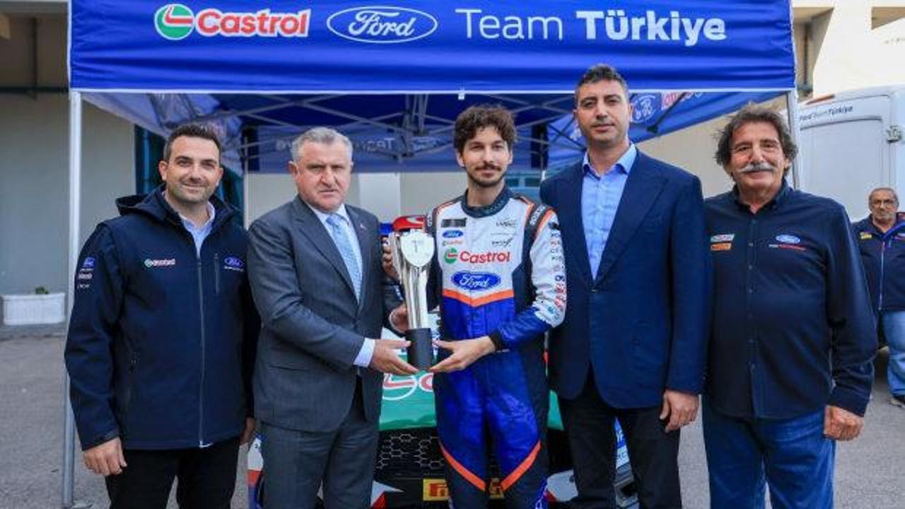 Bakan Bak, Formula 1 i&ccedil;in piste indi ve İstanbul Park'ta s&uuml;r&uuml;ş yaptı