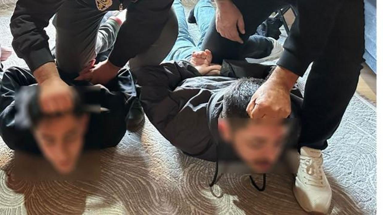 Bayrampaşa'da g&uuml;peg&uuml;nd&uuml;z soygun! Aracın &ouml;n&uuml;n kesip 7 kilogram altın &ccedil;aldılar 