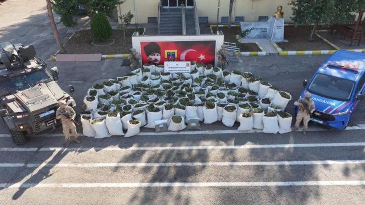 Diyarbakır'da zehir tacirlerine darbe: 2,2 ton esrar ele ge&ccedil;irildi