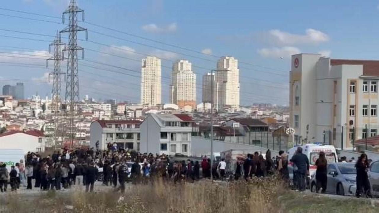 Esenyurt'ta lisede bı&ccedil;aklı kavga: 2 yaralı 