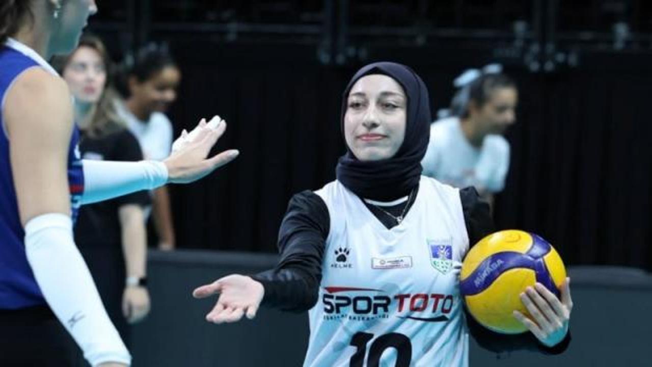 Baş&ouml;rt&uuml;s&uuml; yasağından voleybol sahalarına! T&uuml;rkiye'de bir ilk: Baş&ouml;rt&uuml;l&uuml; voleybolcu!