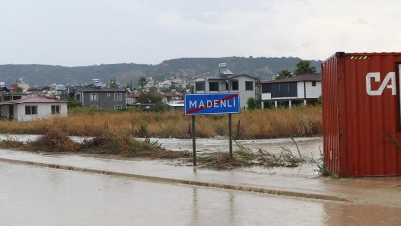 Hatay'da sağanak ve dolu etkili oldu! Ev ve iş yerlerini su bastı