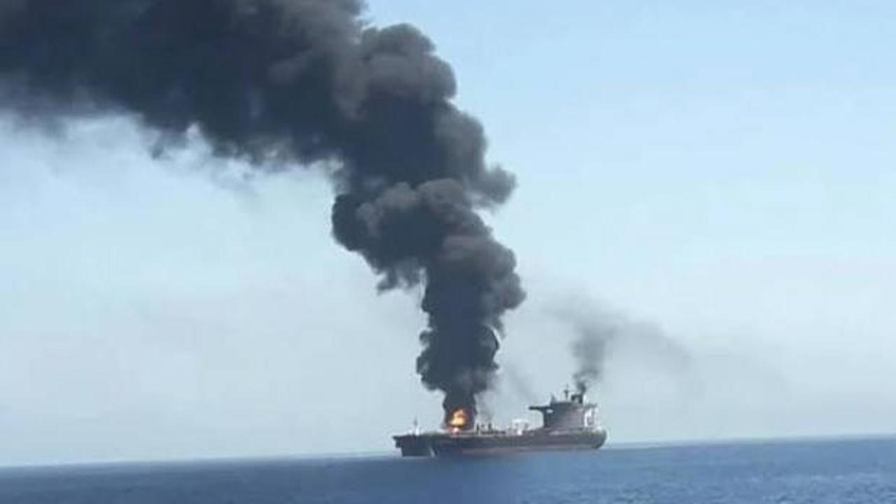 H&uuml;rm&uuml;z Boğazı'nda tanker vuruldu! Gemide yangın &ccedil;ıktı
