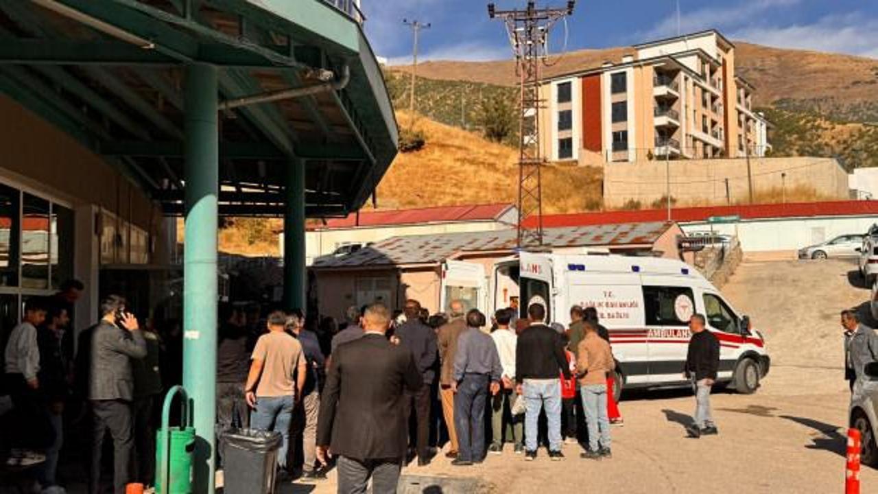 Kamyonetle otomobil &ccedil;arpıştı: 1 bebek &ouml;ld&uuml; 7 kişi yaralandı