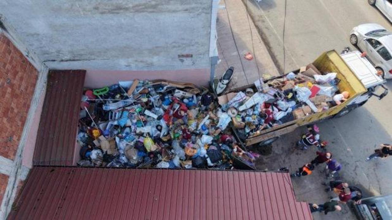 Kokusu t&uuml;m sokağa yayıldı: Evden 20 kamyon &ccedil;&ouml;p &ccedil;ıktı!