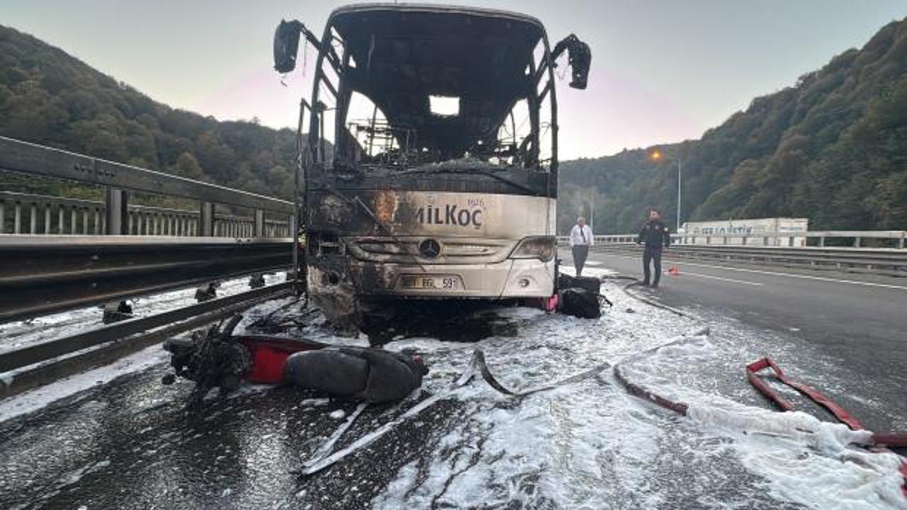 Seyir halindeki yolcu otob&uuml;s&uuml; alev alev yandı