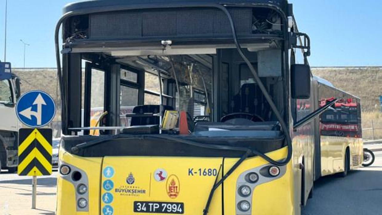 Sultangazi'de İETT otob&uuml;s&uuml; duvara &ccedil;arptı: Yaralılar var!