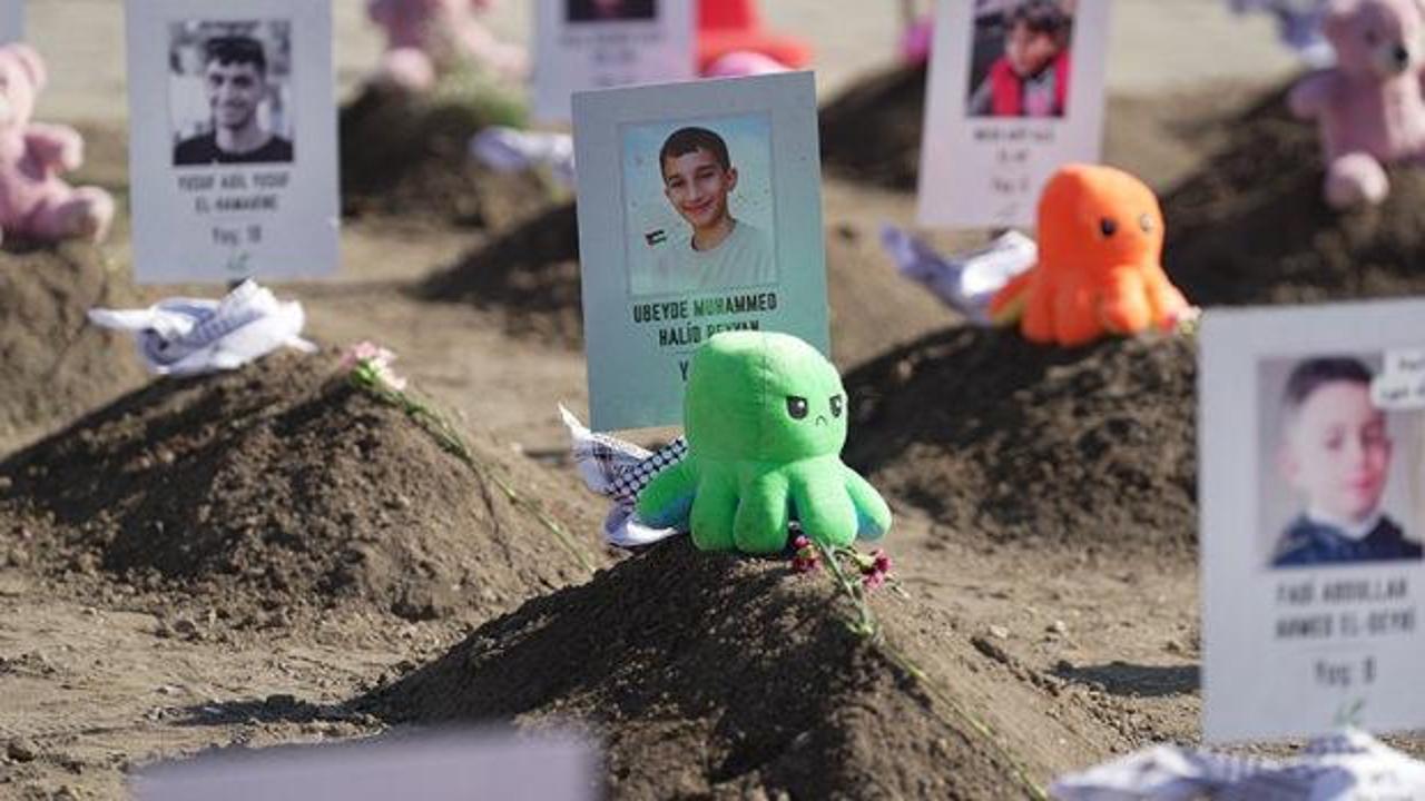 &Uuml;sk&uuml;dar'da Gazze i&ccedil;in &ccedil;arpıcı eylem: Toprağın altındaki &ccedil;ocuklar
