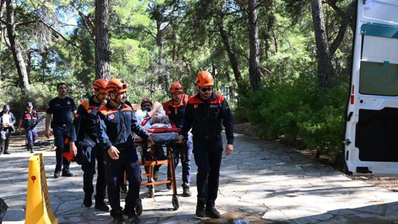 6 metreden d&uuml;şen Rus turist kurtarıldı