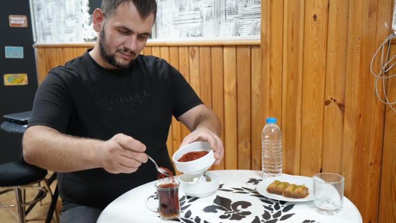 Acı tutkusu duyanları şaşkına &ccedil;eviriyor: &Ccedil;ayına bile pul biber katıyor