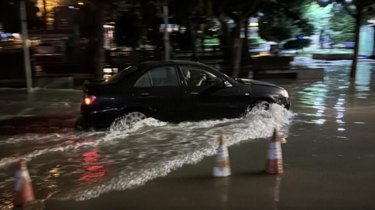Adana'da sağanak; yollar g&ouml;le d&ouml;nd&uuml;