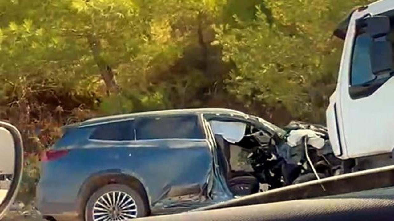 Antalya'da kamyon ile cip &ccedil;arpıştı: 1 turist &ouml;ld&uuml;, 3 yaralı