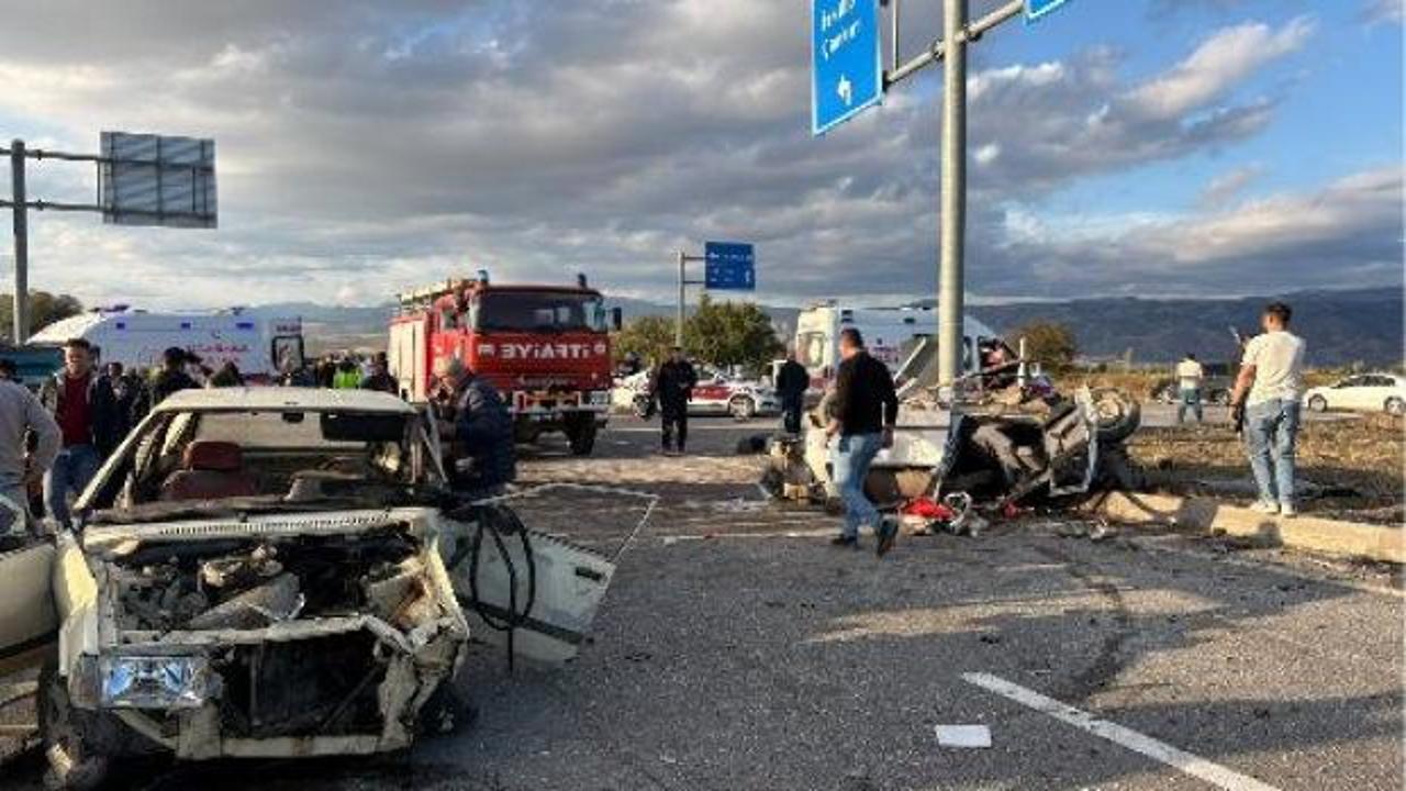 &Ccedil;orum&rsquo;da can pazarı! İki otomobil &ccedil;arpıştı: 7 kişi yaralandı