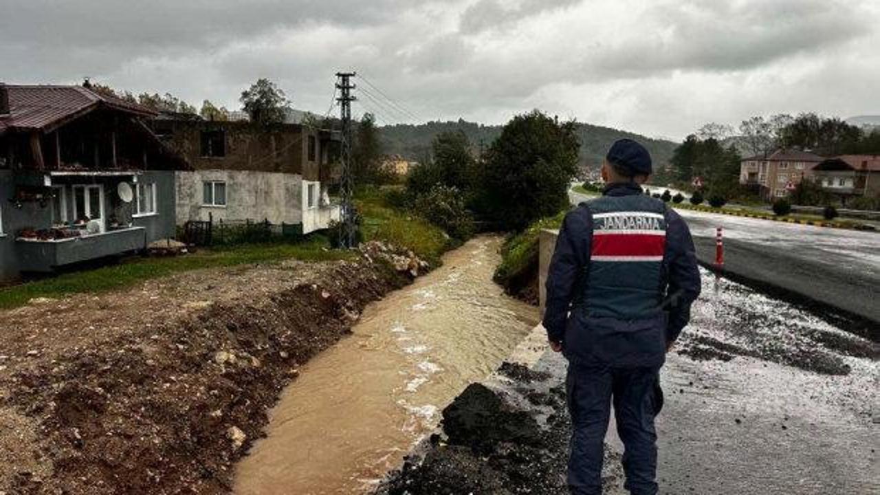 Bartın'da 15 saatte 14 sel, 12 &ccedil;atı u&ccedil;ması ihbarı yapıldı