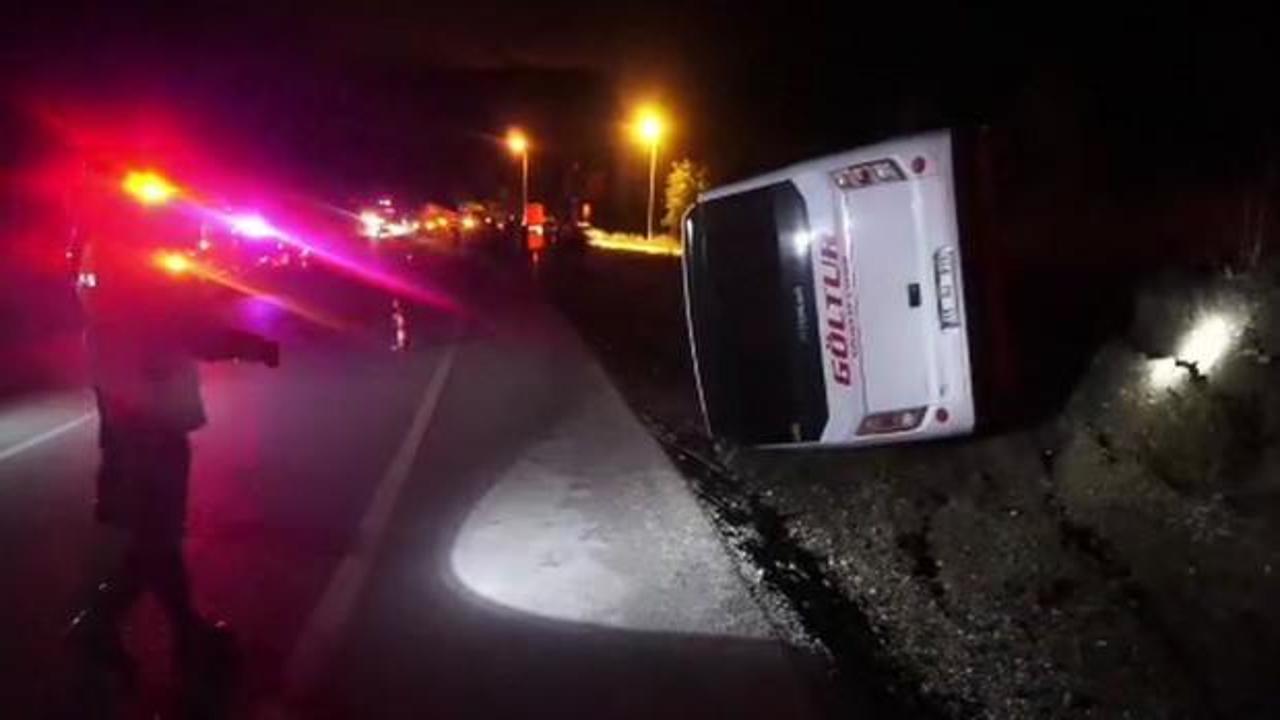 Burdur'da midib&uuml;s şarampole devrildi: 1 yaralı