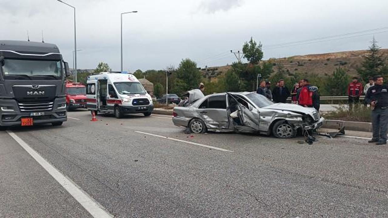 D&uuml;ğ&uuml;n yolunda kaza: 1 &ouml;l&uuml;, 4 yaralı