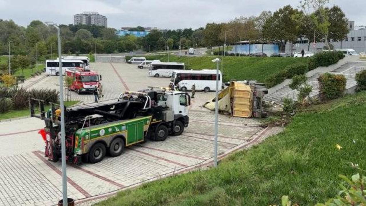 Hafriyat kamyonu İSKİ&rsquo;nin bah&ccedil;esine yuvarlandı: 2 yaralı