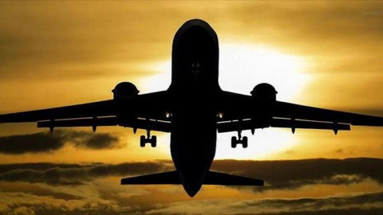 Havada korku dolu anlar! U&ccedil;ağın kapısı seyir halindeyken a&ccedil;ıldı