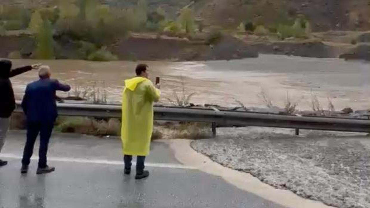 İki ili birbirine bağlayan kara yolunda sel! &Ccedil;ok sayıda ekip b&ouml;lgede