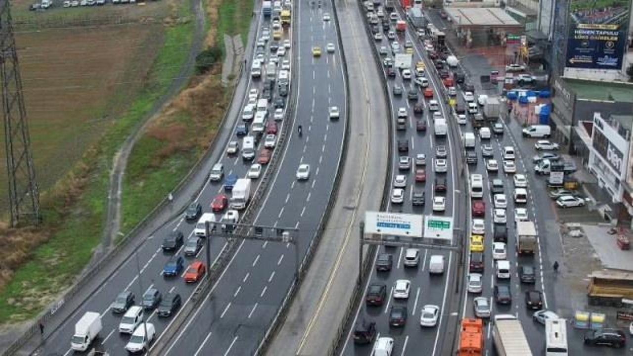 İstanbul&rsquo;da trafik kilit: S&uuml;r&uuml;c&uuml;ler ilerlemekte g&uuml;&ccedil;l&uuml;k &ccedil;ekti