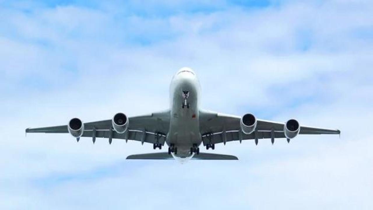 İstanbul'da u&ccedil;akta korku dolu anlar! Havada acil durum ilan etti