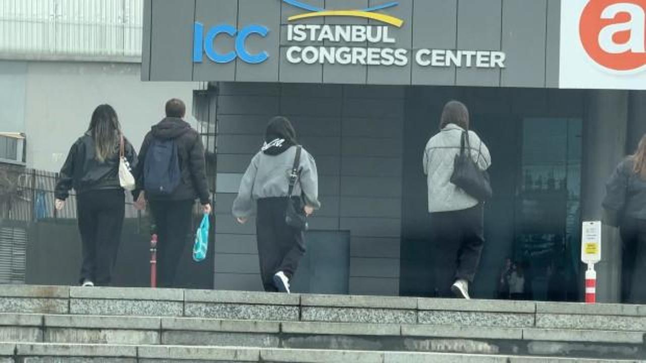 İstanbul'daki 5 bin kişilik konserde facia: 3 kişi hastaneye kaldırıldı, 1'i &ouml;ld&uuml;! 