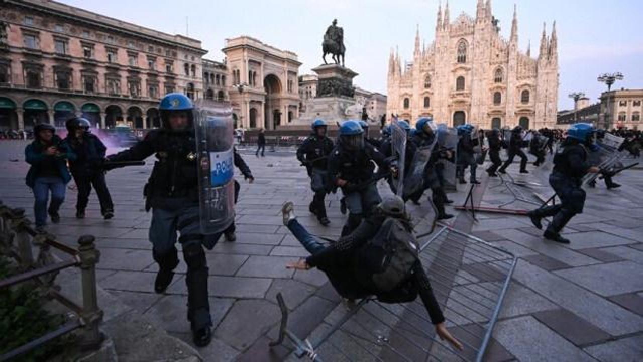 İsyan ateşi b&uuml;y&uuml;yor: Milano'daki &uuml;nl&uuml; meydan ateşe verildi