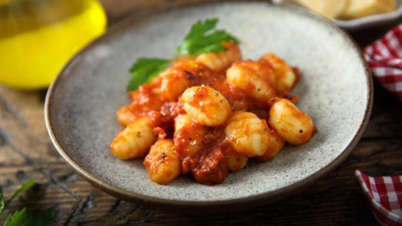 İtalyan usul&uuml; gnocchi nasıl yapılır? Evde patatesli makarna tarifi