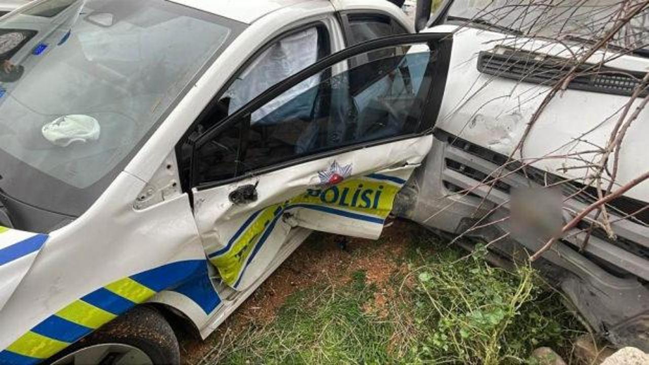 Kamyonetle polis aracı &ccedil;arpıştı: 2 polis yaralı