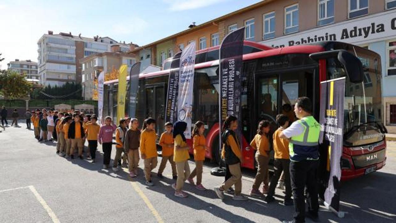 Konya'da 2 bin 220 &ouml;ğrenciye trafikte nezaket eğitimi! Nezaket Otob&uuml;s&uuml; yollarda