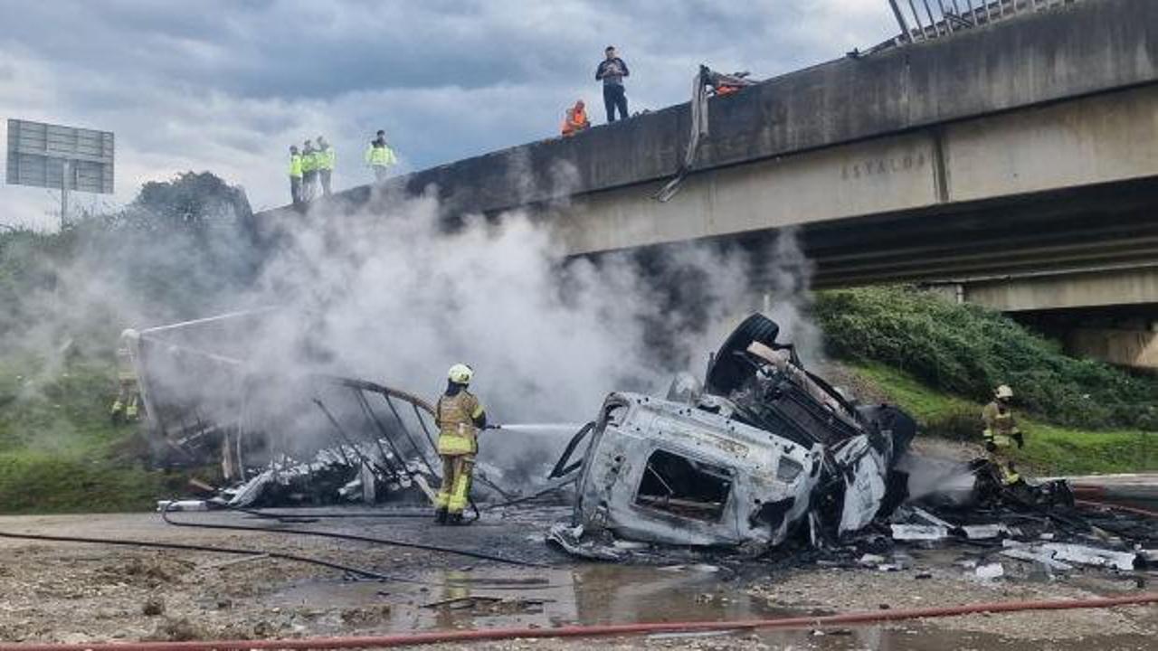 K&ouml;pr&uuml;den u&ccedil;an TIR yandı, şof&ouml;r&uuml; son anda kurtuldu