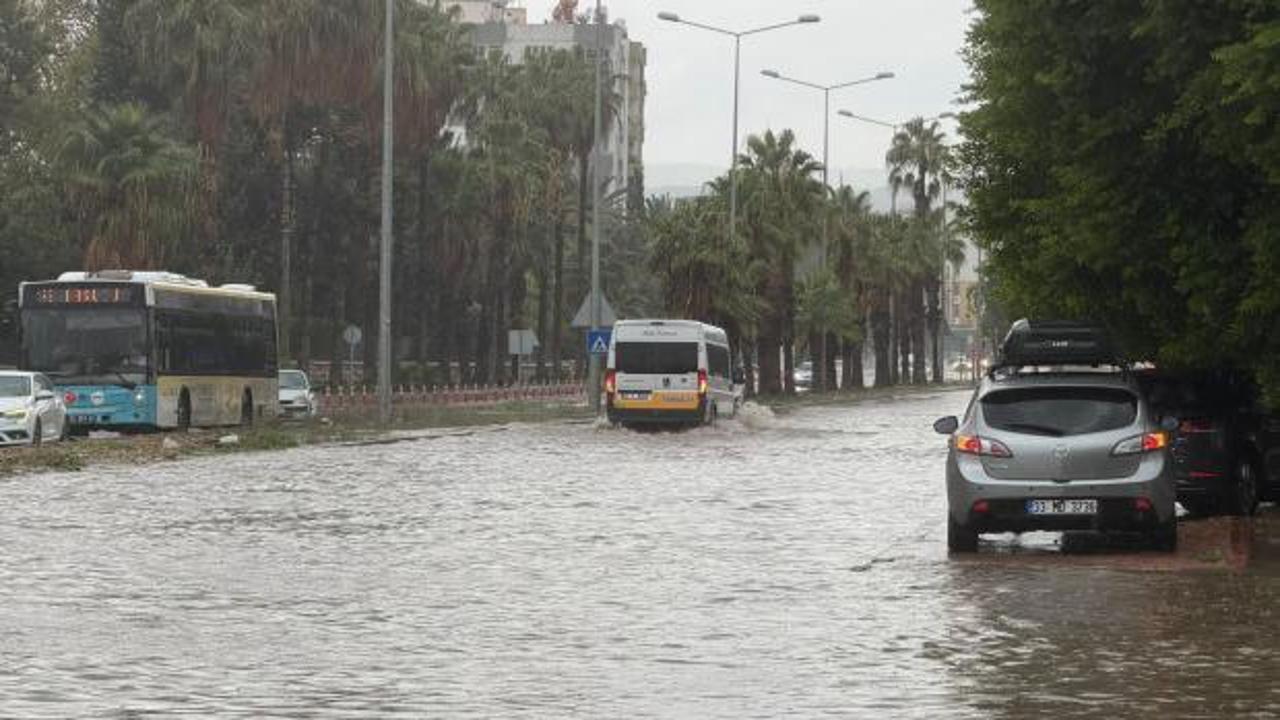 Mersin'de sağanak yağış sele yol a&ccedil;tı: Sokakları su bastı