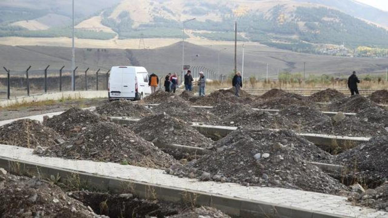 Mezar kazısı sırasında ortaya &ccedil;ıktı: Ekipler harekete ge&ccedil;ti 