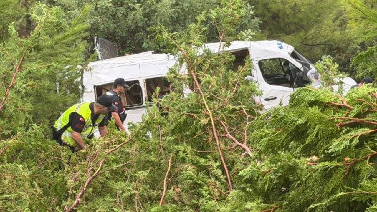 Minib&uuml;s bah&ccedil;eye yuvarlandı: 1'i ağır, 17 yaralı